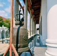 泰國曼谷標誌性皇家古跡寺廟景點:Wat Phitchaya Yatikaram Worawihan，雄偉白色巨塔，適合打卡拍照📸。