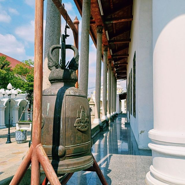 泰國曼谷標誌性皇家古跡寺廟景點:Wat Phitchaya Yatikaram Worawihan，雄偉白色巨塔，適合打卡拍照📸。
