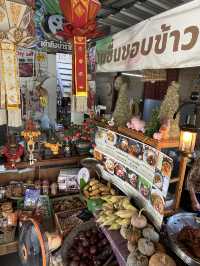 🎉ร้านดังย่านท่ารั้ว“ชื่นชอบขาหมู” จัดต้นคริสต์มาส
