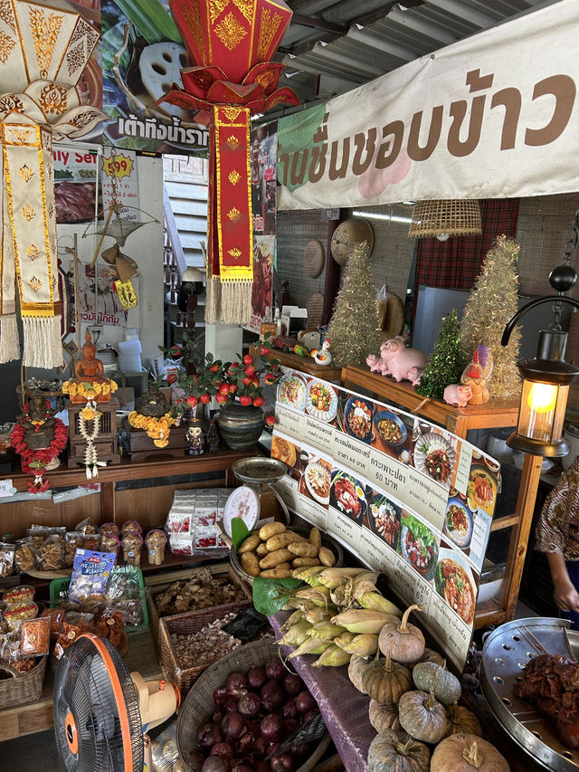 🎉ร้านดังย่านท่ารั้ว“ชื่นชอบขาหมู” จัดต้นคริสต์มาส