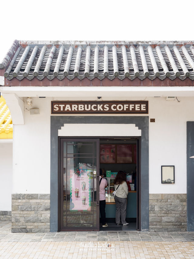 เดินถ่ายรูปที่ Ngong Ping Village 