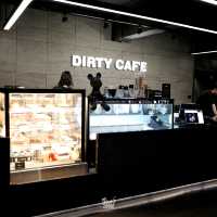 คาเฟ่สุดเท่ที่คุมโทนด้วยสีดำทั้งร้านย่านลาดกระบัง