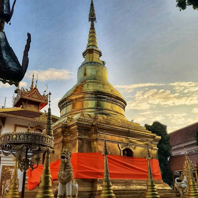 สักการะพระสิงห์เชียงแสนของเมืองเชียงราย