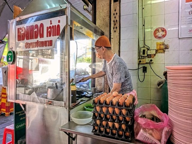曼谷唐人街的在地小吃蚵仔煎：Nai Mong Hoi Thod