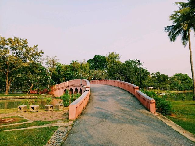 泰國曼谷城市綠洲湖泊公園景點:乍都节公园，適合拍照📸打卡親子遊