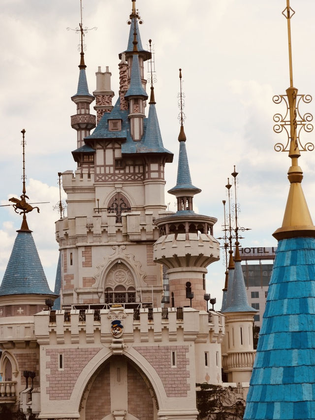 Lotte World Adventure: A Warm Escape on a Frigid Day! 🎡✨