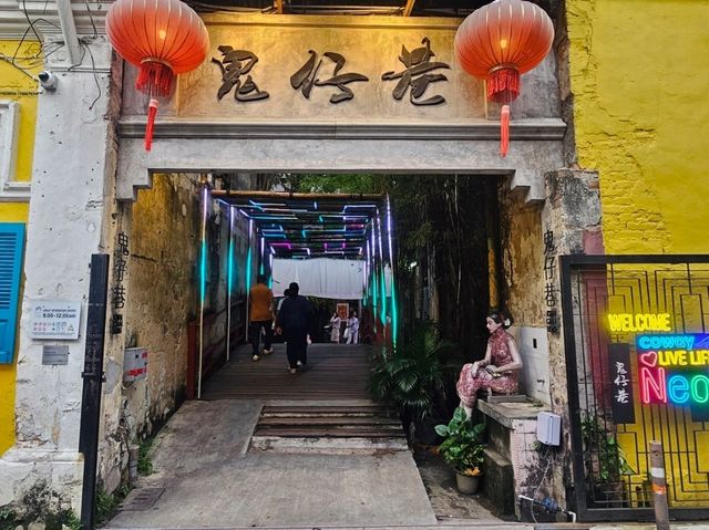 A stroll on the mural art street at the centre of the city, Kwai Zai Hong