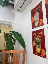 กินชาเขียวที่ Hokahoka coffee barกัน