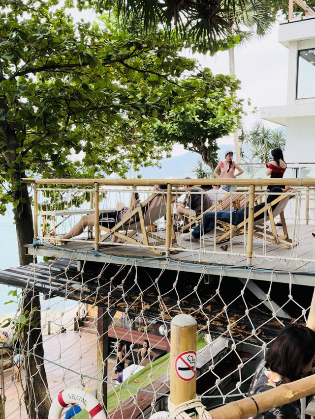 เสื่อผืนหมอนใบ คาเฟ่ริมทะเลภูเก็ต นั่งชิลรับลมทะเล