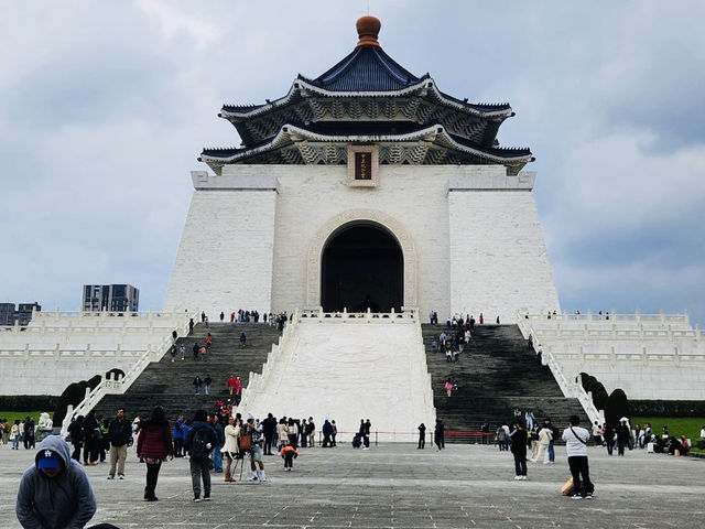 人潮沸騰！中正紀念堂熱鬧活動日，音樂、美食、文化一次滿足！