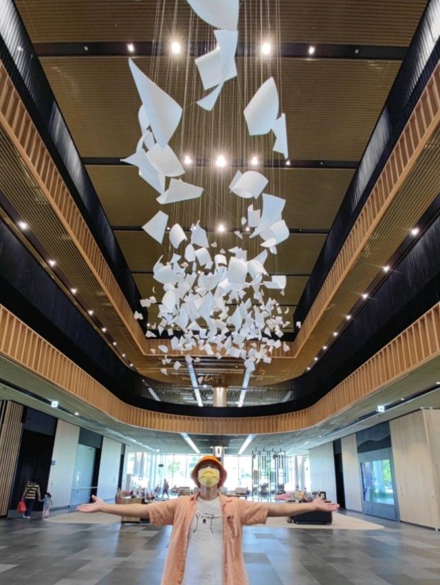 怎麼有一堆白色紙張散落在半空中啊...#臺南圖書館總館- 臺南永康