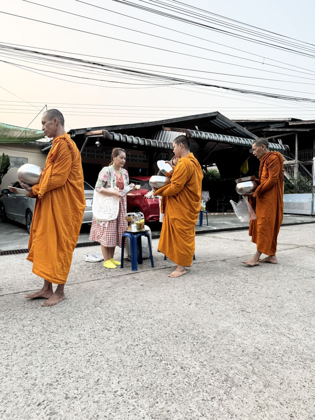 แพลนสงกรานต์เที่ยวสะพานมอญตักบาตรยามเช้า 