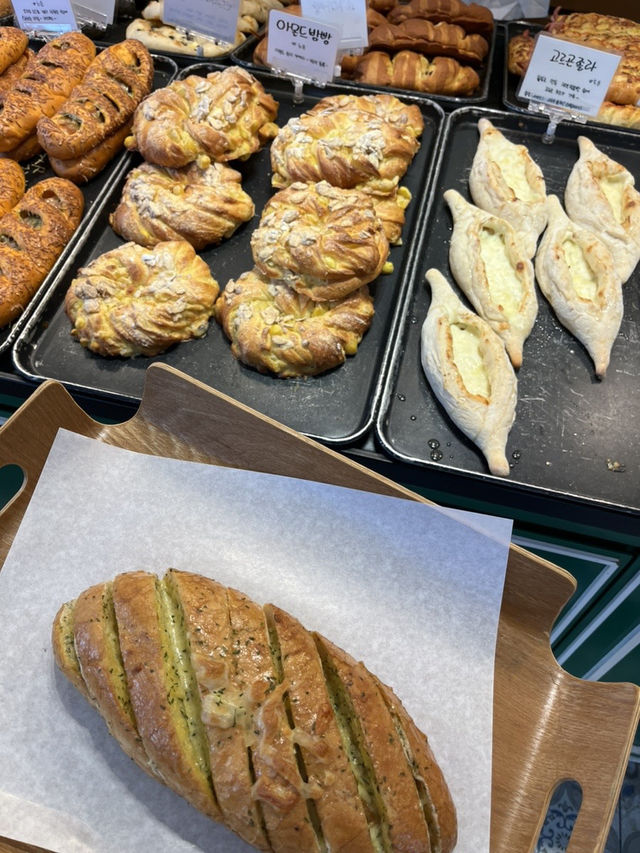  🥖濟州人都在吃的5星級麵包店！ 這間海邊的大蒜法棍一出爐就秒殺，真的香到無法低調！