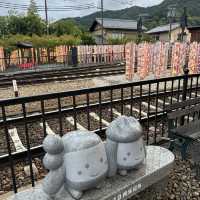 嵐山車站足湯：暖心暖胃的療癒時光，在京都的鐵道秘境享受片刻寧靜！