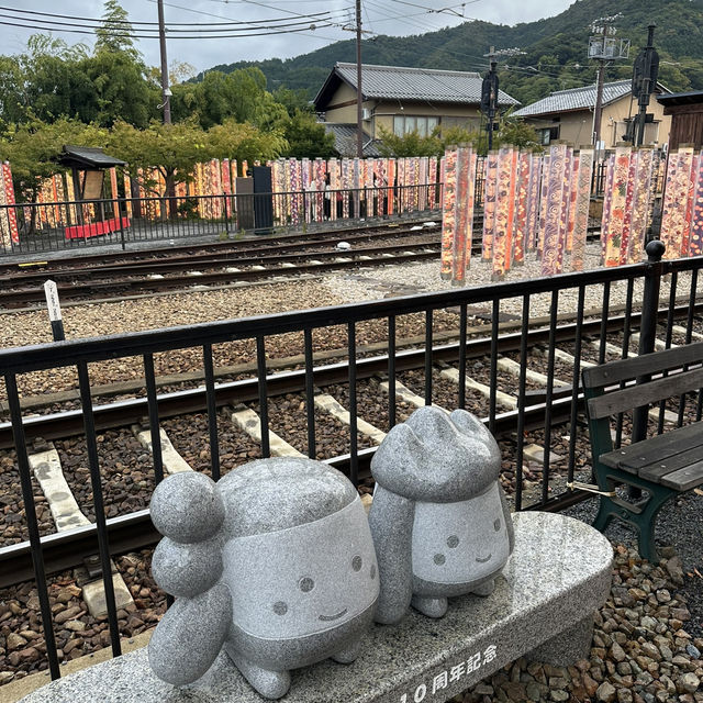 嵐山車站足湯：暖心暖胃的療癒時光，在京都的鐵道秘境享受片刻寧靜！