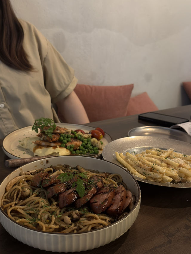 Wooden Wagon: Where Western Cravings Take the Wheel
