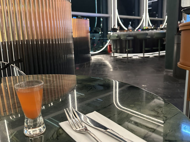 Intervals天際酒吧及餐廳：在香港國際機場的空中饗宴，享受美食與美景的完美融合！