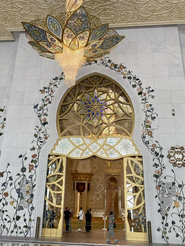 A Peaceful Walk in Abu Dhabi – Marble, Light & Quiet Grandeur