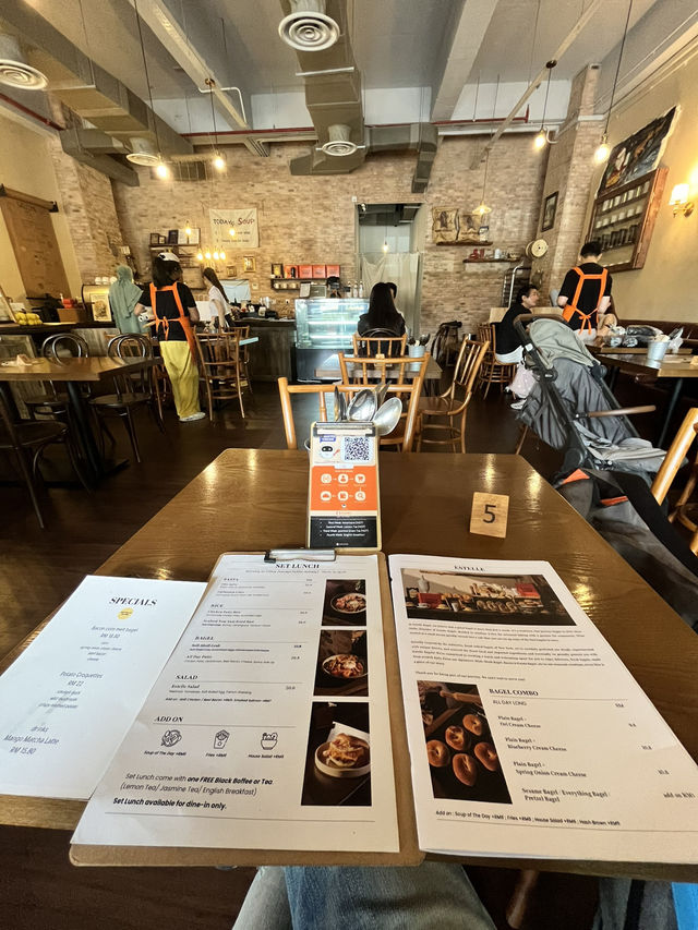 Estelle Bagel Cafe: Where Freshly Baked Perfection Meets Comfort 