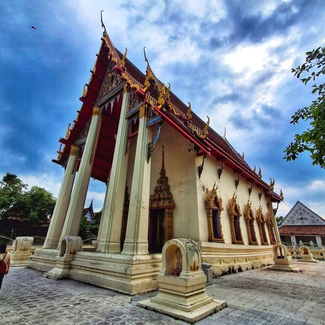 ไหว้พระแล้วชมอุโบสถสมัยอยุธยาตอนปลาย