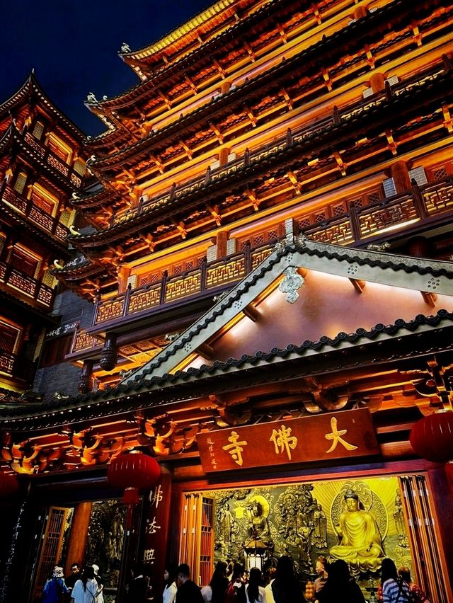 Dafo Temple: An Illuminated Oasis in Guangzhou ✨