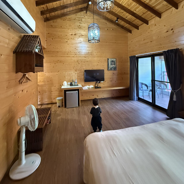 苗栗湖畔花時間🌼小木屋、泡湯一次享受😎