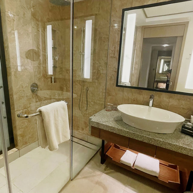 A Vibrant Stay Wrapped in Comfort and Elegance