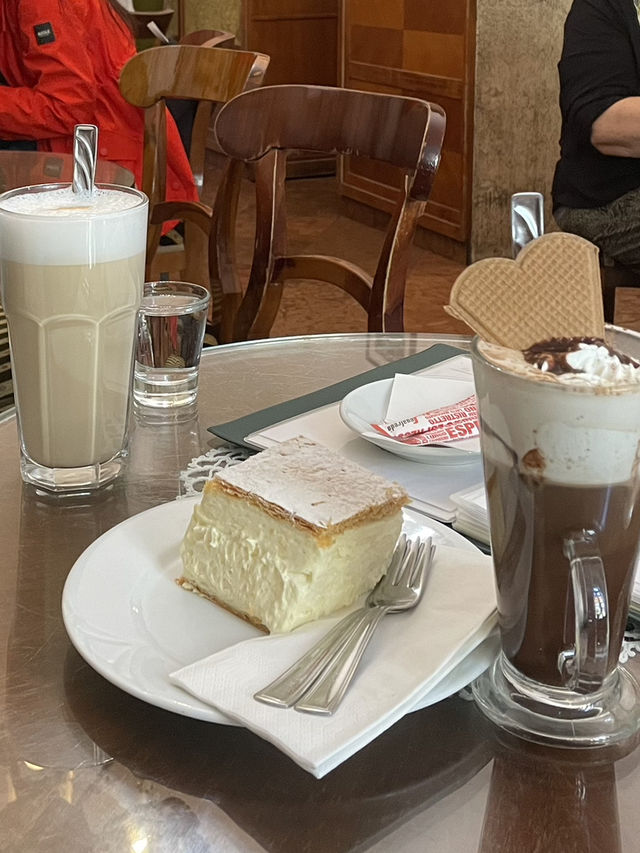 【世界一美しいカフェがある国ハンガリー🇭🇺のおすすめカフェ3選】