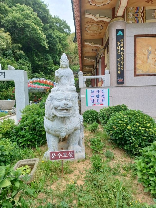 아이 손잡고 걷기 좋은 고요한 사찰길