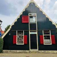 📍 Why Visit in Summer? Just 15 minutes from Amsterdam, Zaandam blends iconic Zaanse Schans windmill
