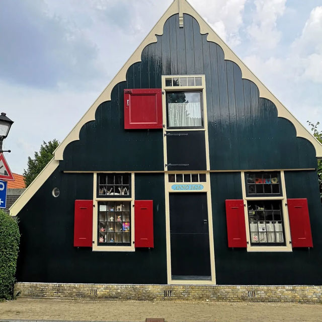 📍 Why Visit in Summer? Just 15 minutes from Amsterdam, Zaandam blends iconic Zaanse Schans windmill