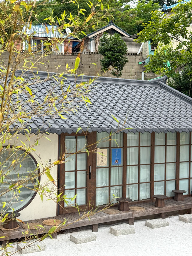 동백꽃필무렵 촬영지로 알려진 ‘까멜리아’