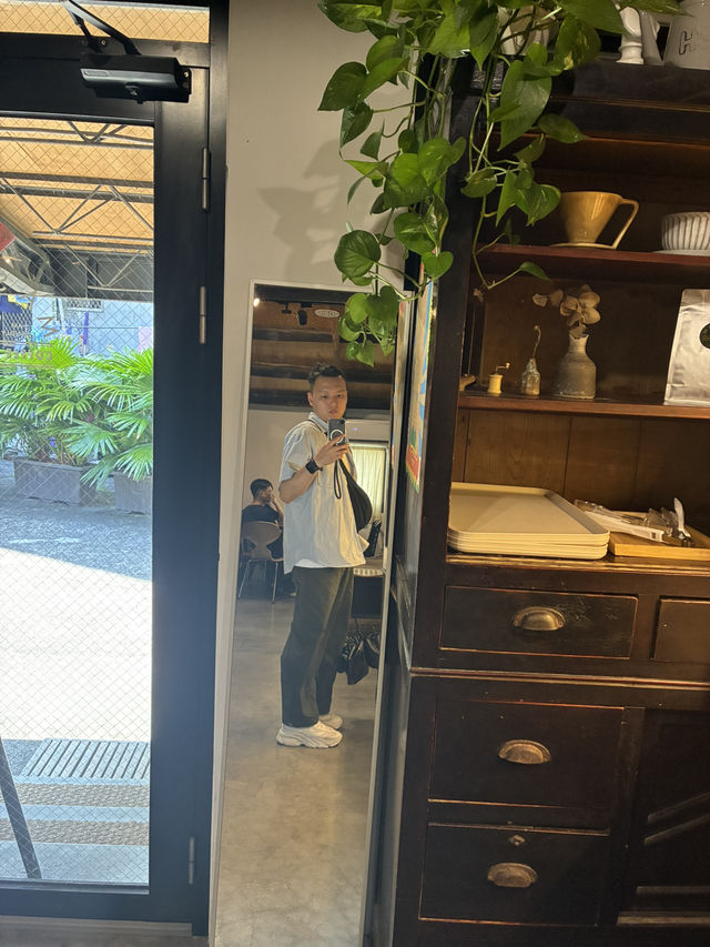 《Maslow》烏梅美式與香蕉可可千層的絕妙組合