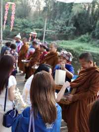 ชวนไปใส่บาตรพระล่องแพไม้ไผ่ เดินชิวหาของกินที่ตลาด