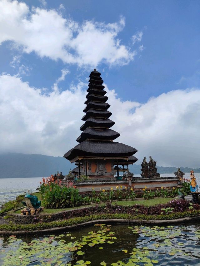 🛕 Reflections in the Mist: A Visit to Ulun Danu Beratan Temple