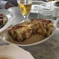 藍牆黃傘的午後時光，在 The Georgian Hotel 的 Sirena 小歇一餐