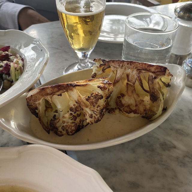 藍牆黃傘的午後時光，在 The Georgian Hotel 的 Sirena 小歇一餐
