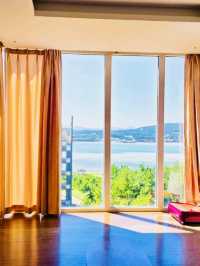Pet-Friendly Resort with Diverse Dining Options