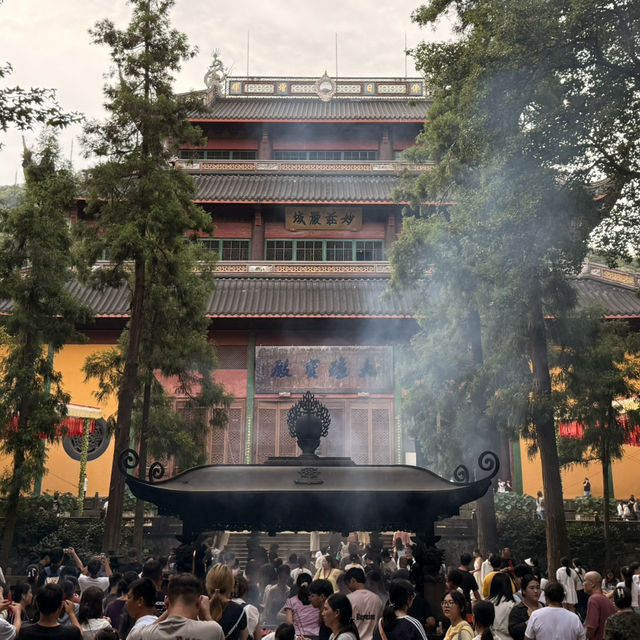 Hangzhou in 36 Hours: Temples, Tea Fields & Timeless Views on the Lake 🌿 Hangzhou in 36 Hours: Temples, Tea Fields & Timeless Views on the Lake 🌿