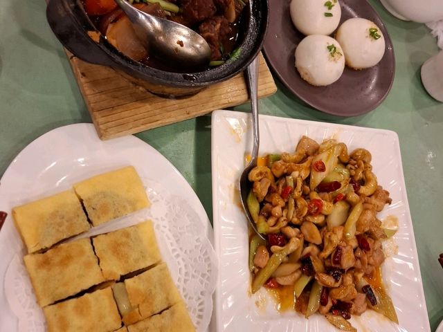紅燒牛筋腩,紅油抄手,川菜味濃頂瓜瓜!👍👍👍 紅燒牛筋腩,紅油抄手,川菜味濃頂瓜瓜!👍👍👍
