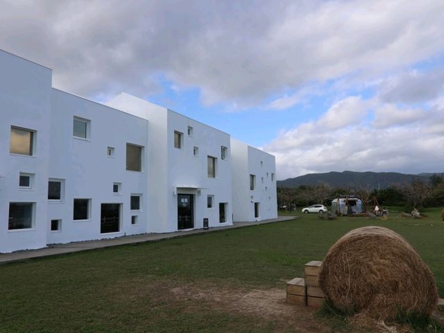 日日旅海位於屏東滿州，是一間面海而建的純白系旅宿