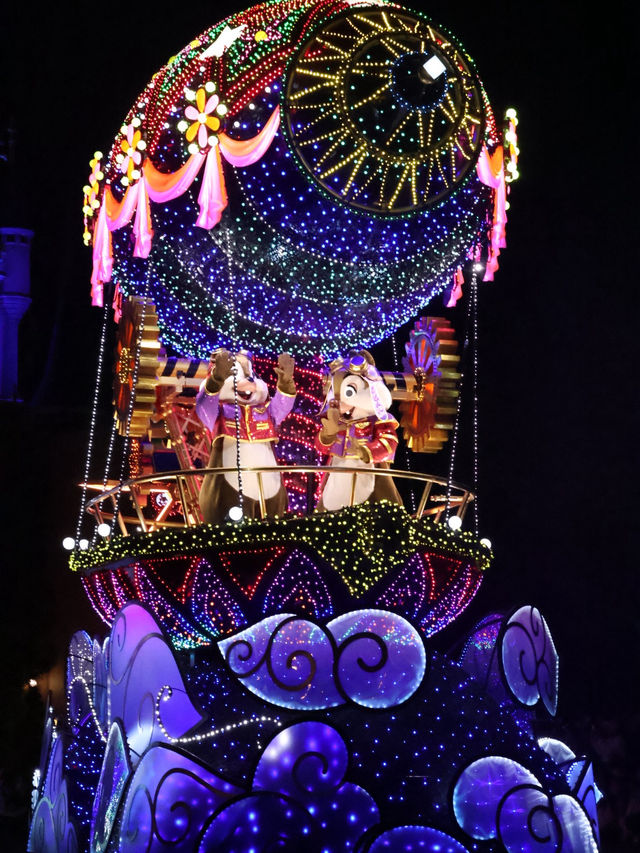 ディズニーランドで見れる夜の光のパレード！