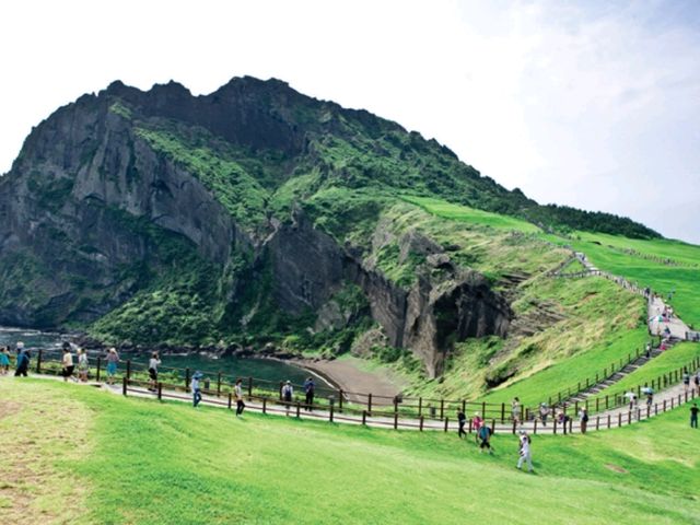 성산일출봉 – 제주의 새벽을 깨우는 붉은 무대