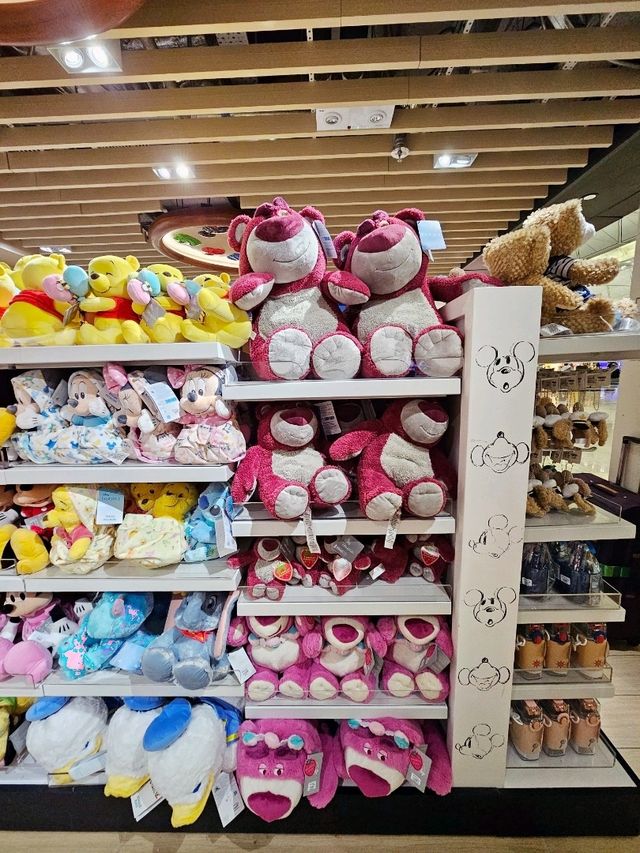สนามบินฮ่องกงก็มี Disney store นะ