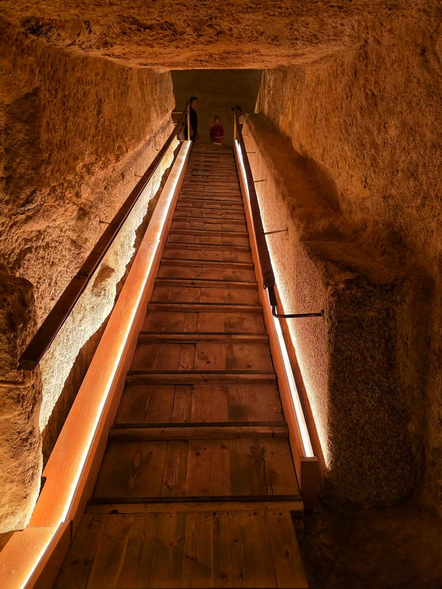 🏯 Pyramid of Khafre – The Timeless Giant of Giza 
