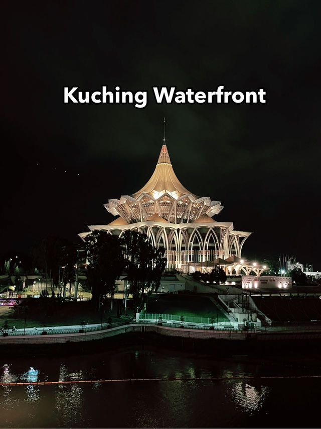 Kuching Waterfront: A Must-Visit Scenic Gem That Comes Alive at Night Kuching Waterfront: A Must-Visit Scenic Gem That Comes Alive at Night