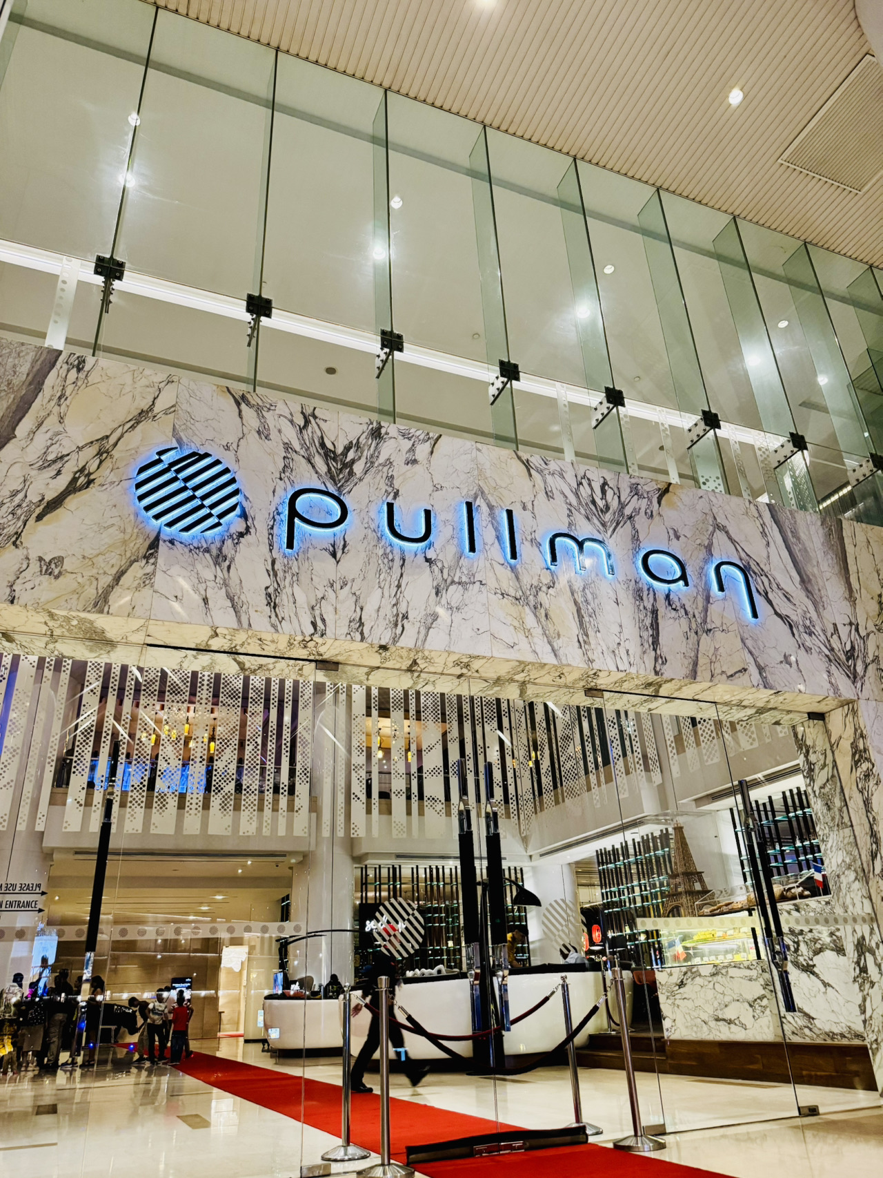 Setiap kali saya ke Kuala Lumpur, Pullman Kuala Lumpur City Centre Hotel & Residences selalu jadi pilihan utama saya 🏨. Sungguh, ini tempat favorit saya untuk menginap di KL. Suasananya sungguh luar biasa, dan lokasinya tak tertandingi—tepat di jantung kota! Jalan kaki beberapa menit, Anda akan sampai di Pavilion Shopping Mall. Jika Anda suka berbelanja, berburu kuliner, atau sekadar bersantai di Bukit Bintang, tempat ini sangat nyaman dan mudah dijangkau dengan berjalan kaki.

Inilah yang benar-benar membuat Pullman istimewa: stafnya sungguh luar biasa. Setiap kali saya check-in, rasanya seperti disambut hangat kembali. Baik saya ke sini untuk bekerja atau sekadar ingin melarikan diri sejenak dari hiruk pikuk kota, kamar-kamarnya selalu terasa nyaman! Kamarnya luas, super bersih, dan sungguh nyaman—persis seperti yang Anda butuhkan untuk bersantai setelah petualangan kota 😌🛏️. Tempat tidurnya nyaman, kamar mandinya luas (halo, bathtub! 🛁), dan fasilitasnya lengkap.

Saya sudah beberapa kali menginap di sini dan tidak pernah mengecewakan. Kamar bersih, staf yang ramah, proses check-in/out yang lancar, dan suasana yang ramah keluarga—saya suka! Sarapannya sungguh istimewa, dengan perpaduan hidangan lokal dan internasional yang beragam. Plus, Anda mendapatkan parkir gratis dan kolam renang + pusat kebugaran yang lengkap untuk sesi olahraga singkat (meskipun beberapa fasilitasnya agak klasik).

Suasananya memberi Anda sentuhan kemewahan yang sempurna tanpa perlu berlebihan. Jika Anda ingin menjalani kehidupan terbaik di Kuala Lumpur, Pullman Kuala Lumpur City Centre wajib dikunjungi. Satu-satunya hal yang perlu diperhatikan: beberapa tamu mengatakan penyegaran tidak ada salahnya—seperti memodernisasi kamar dan menambah variasi sarapan. Namun secara keseluruhan, kenyamanan, lokasi, dan keramahan yang hangat benar-benar memuaskan.

Jadi, sedang merencanakan perjalanan Anda? Jadikan Pullman Bukit Bintang sebagai prioritas utama Anda—hotel ini benar-benar memiliki semua yang Anda butuhkan untuk petualangan epik di Kuala Lumpur! 🌆✨
