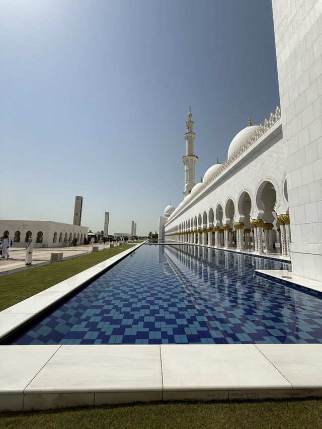 皓白如月的沙漠奇蹟：謝赫扎耶德大清真寺的純白奢華與靈魂震撼之美