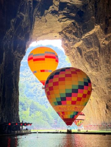 텅룽 동굴의 열기구가 정말 아름다워요!