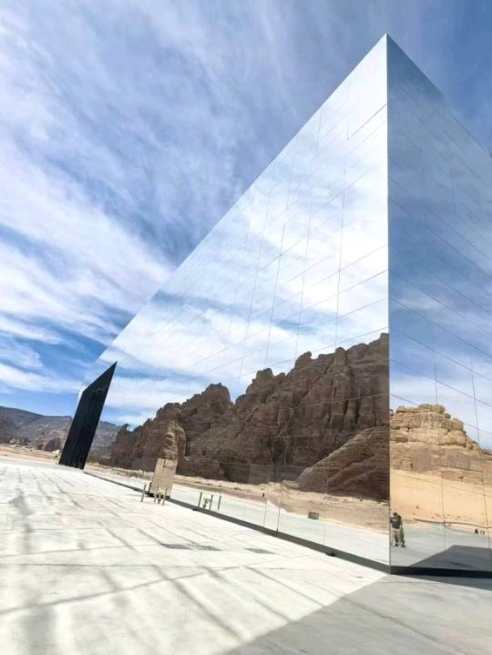🪞サウジアラビアの砂漠に潜む、世界最大の鏡の建築物。 | Trip.com